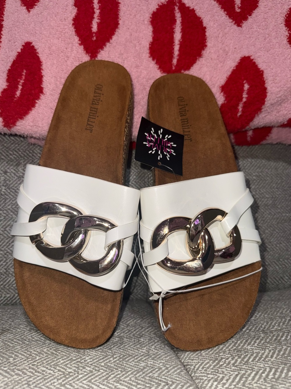 Olivia Miller White Flat Sandals With Cute‎ Gold Chain